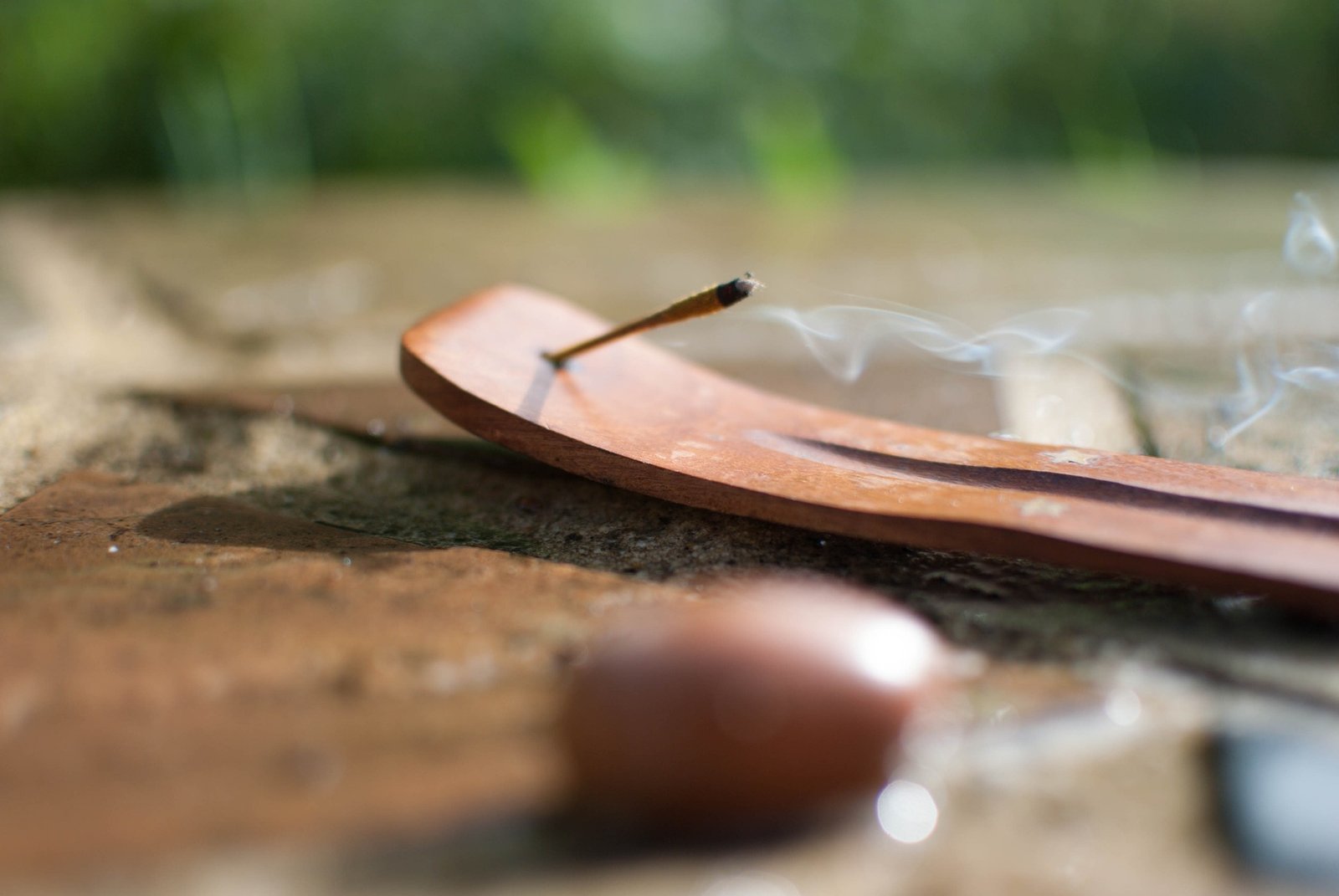 how to use incense