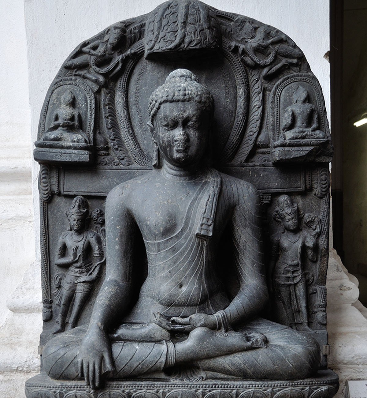 Buddha statue Bhumisparsha mudra meaning enlightenment and steadfastness
